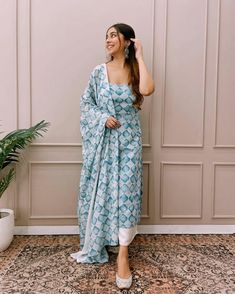 Poses In Plazo Suit, Poses In Churidar, Salwar Suit Poses, Pose For Traditional Wear, Modern Casual Indian Fashion, Churidar Poses, Casual Suits Women Indian, Indian Outfit Poses, Casual Ethnic Outfits