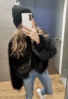 Short Black Fur Coat Outfit, Black Fluffy Jacket Outfit, Edgy Chic Outfits, Fluffy Jacket Outfit