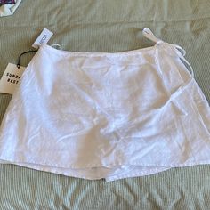 Size 4. Super Flattering Skirt With Shorts Underneath! White Wrap Skirt, Aritzia Skirt, Skirt With Shorts Underneath, White Linen Skirt, Spain Trip, Summer Uniform, Skirt With Shorts, Wrap Mini Skirt, White Mini Skirt