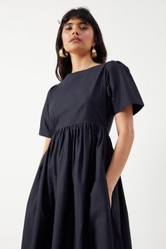 Introducing our stylish Cotton Poplin Drawstring Back Midi Dress! This beautiful dress is perfect for any occasion, whether You are off to work or a casual day out. Made from high-quality cotton poplin, it offers a comfortable and breathable fit. The drawstring back adds a touch of elegance. Complete with trendy sunglasses, this dress is a must-have for any fashion-forward woman. Oasis Fashion, Trendy Sunglasses, Puff Sleeve Dresses, Navy Dress, Smock Dress, Fashion Face, Dress Clothes For Women, Beautiful Dress, Cotton Poplin