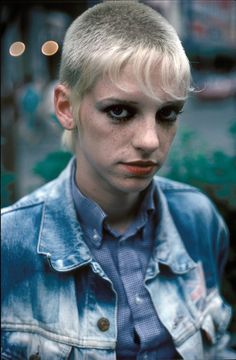 ha ha i had this cut circa 1997 just longer  bright red in front :D [78 — 87 london youth - derek ridgers] Derek Ridgers, Chelsea Cut, Skinhead Fashion, Skinhead Girl, Face Piercings, Teddy Boys, Punk Scene