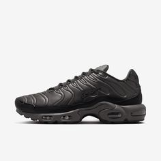 Let your attitude have the edge in this all-black take on the Air Max Plus. Complete with unbelievable cushioning and nature-inspired design details, it lets you celebrate your defiant style in comfort. This premium version mixes synthetic leather with glossy accents for an elevated look. Mens Shoes Black, Whale Tail, Nike Air Max Plus, Air Max Plus, Nature Inspired Design, Synthetic Leather, Nature Inspired, All Black, Black Shoes