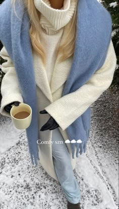 Hamptons Style Clothing Women, Minimalist Fall Style 2023 Women, Greece Spring, Long Jacket Outfit, Boston Christmas, Euro Winter, Vinter Mode Outfits, January Outfits, Look 80s