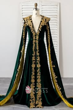 beaded dark green and gold velvet arabic dubai formal dress Green Queen Dresses, Emperor Clothing, Slytherin Dress Green Gown, Arabic Outfits, Green Velvet Dress For Wedding, Elegant Velvet Dress For Fancy Occasions, Elegant Green Gown For Costume Party, Elegant Green Gown For Fancy Dress, Elegant Velvet Dress With Intricate Embroidery