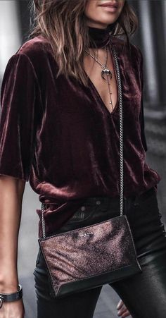 Plum Velvet, Birkenstock Outfit, Mode Hippie, Mode Boho, Cooler Look, Velvet Top, 가을 패션, Mode Vintage