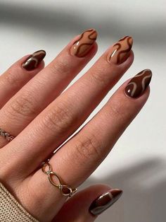 Upgrade your nail game with these 24pcs short oval brown striped tip press-on nails! Featuring a delightful macaron candy color, this acrylic fake nails set is perfect for daily wear and party use. Each set includes 1pc jelly glue and 1pc nail file, making it a complete nail solution. Perfect for #FallNailDesign lovers, these nails embody #SimpleFallNails elegance. Get ready to showcase your style effortlessly! 🍂🌟 Checkered Short Nails, Fall Nail Designs Short Square, Short Brown French Tip Nails, Brown Gel Nails Designs, Short Acrylic French Tip Nails, Cute Plain Nails, Brown Short Nails, Brown Acrylics, Short Brown Nails