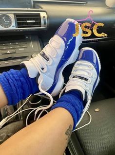 Jordans That Match With Everything, Bday Shoes, Blue And White Shoes, Nike Shoes Women Fashion, Pretty Sneakers, Dr Shoes, Nike Shoes Girls, Nike Fashion Shoes, Preppy Shoes