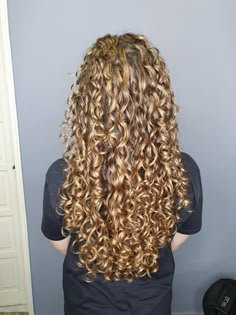 Honey Blonde Curls, Honey Blonde Curly Hair, Golden Curly Hair, Light Brown Curly Hair, Cornrow Styles, Brown Curly Hair, Extension Hair, Curly Hair Tutorial