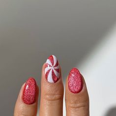 Marnie ♡ on Instagram: "christmas candy cat eye nails 🍬🎄🍭❤️🍫🎅✨  rings from @monicavinader 🫶   #nails #nailinspo #nailart #naildesign #christmasnails #xmasnails #holidaynails #nailsofinstagram #winternails #novembernails" Gel X Nail Christmas Designs, Polka Dot Nails Christmas, Candy Cain Nail, Cat Eye Effect Nails Christmas, Pink And Red Candy Cane Nails, Candy Cane Manicure, Little Debbie Christmas Tree Cake Nails, Nail Art Snowman, Candy Cane Swirl Nails