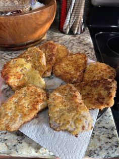 some fried food is sitting on a paper towel