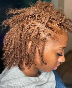 Honey Blonde Starter Locs Black Women, Autumn Hairstyles For Black Women, Honey Locs Black Women, Fall Hair Colors For Black Women Locs, Brown Starter Locs, Brown Colored Locs, Strawberry Blonde Locs, Locs Hair Color Ideas, 150 Locs