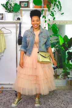 Tulle Skirt Summer Outfit, Tutu Skirt And Sneakers Outfit, A Line Skirts Outfits, Tool Skirt Outfits, Tool Skirt Outfit, Tulle Skirt With Sneakers, Skirts With Sneakers Outfits, Tule Skirt Outfits, Sneaker Ball Outfit Ideas Black Women