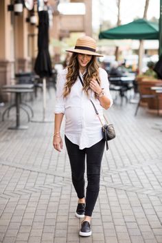 Outfits Stylish, Girl Sneakers, Maternity Brands, Black Leggings Outfit, Mum Fashion, Maternity Outfits