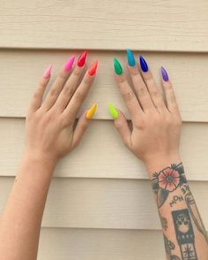 Tendências de unhas decoradas: Unhas coloridas para o verão Nails Rainbow, Pride Nails, Purple French, Rainbow Nails Design, Stiletto Nail Art, Nails French, Summer Acrylic Nails, Rainbow Nails, Neon Nails