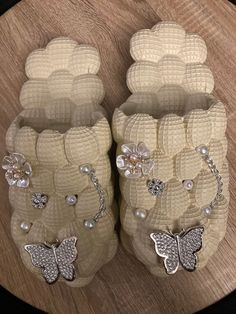 Bubble slides with chains & shoe charms Bubble Crocs, Bubble Slides With Charms, Bubble Slippers, Crocs With Charms, Stitch Drawings, Non Slip Shoes, Bubble Slides, Crocs Fashion, Lilo And Stitch Drawings