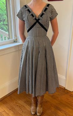 Amazing vintage black and white plaid dress with black velvet bow / belt 1950s in great condition Measurements: Bust: 35" Waist: 23" Shoulder to hem: 43.5" Please message me with any questions or offers😊 Vintage 1960s Fashion, 50s Clothing, Black And White Plaid Dress, 1950s Black Dress, 60s Inspired Outfits, Plaid Dress Vintage, Vintage Fashion 1960s, Vintage Retro Clothing, 1960s Dresses