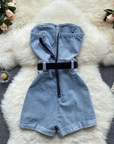 Blue Denim Short Jumpsuit | Onda - Everglow M Basic White Shirt, Onda Everglow, Jumpsuit Shorts, Denim Short Jumpsuit, Stylish Leather Jacket, Chic Jumpsuit, Retro Jeans, Summer Playsuit, Jumpsuit Chic