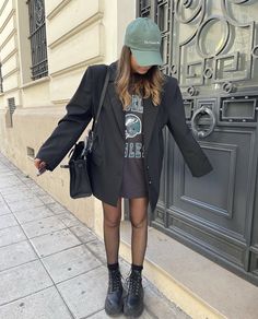 Ganni Street Style, Looks Adidas, Chill Night, Blazer Street Style, Scandinavian Fashion, Mode Casual, Looks Street Style, 2024 Fashion, Blazer Outfits