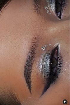 blue eye makeup Beyonce Tour Makeup, Beyoncé Concert Makeup, Beyonce Concert Hair Ideas, Silver Beyoncé Nails, Beyonce Concert Hair, Karol G Concert Make Up Ideas, Euphoria Silver Makeup, The Weeknd Outfits Concert Silver, Silver Looks Makeup