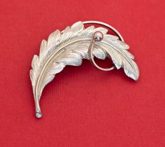 A silver tone brooch with a beautiful feather design. A fantastic brooch for casual wear and for any occasion! Angel Feather, Feather Brooch, Angel Feathers, Vintage Angel, Silver Feather, Feather Design, Brooch Pin, Brooches, Feathers