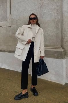 If you want some inspiration on how to wear your chunky loafers, here are five chunky loafer outfits I think you will love. 15 Degree Weather Outfit, Office Outfit With Sneakers, Blazer Outfit, Looks Street Style, Autumn Outfit