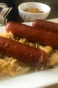 plate of knockwurst and sauerkraut Knackwurst Recipe, German Sausage, German Oktoberfest, Pork Dinner, Deli Food, Fish And Meat, Irish Recipes, Pork Dishes