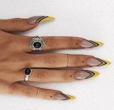 Simple Edgy Nails, Sammi Jefcoate Nails, Edgy Nail Ideas, Gothic Nails, Edgy Nails, Nail Tattoo, Black Nail, Trendy Nail Art, Hair Skin Nails