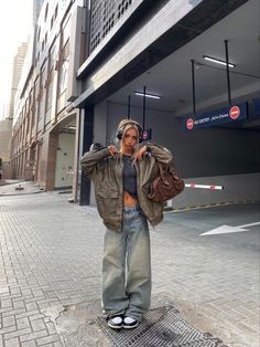 Baggy Feminine Outfits, Looks Adidas, 00s Mode, Winter Outfits Aesthetic, Skandinavian Fashion, Nashville Outfits, Chique Outfits, Streetwear Mode