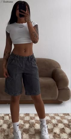 Baggy Outfit Woman, Cargo Shorts Outfits Women, Cargo Outfits Women, Grey Shorts Outfit, Y2k Outfits Summer, Cargo Shorts Women, Shorts Outfits Women, Outfit Inspo Casual, Swaggy Outfits