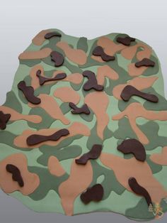 the cake is made to look like a camouflage pattern