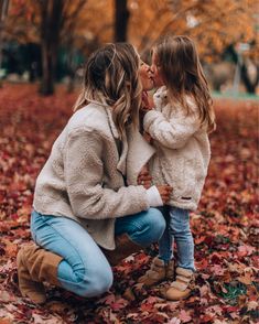 Mommy And Me Fall Photo Shoot Outfits, Mom Daughter Photography, Mommy Daughter Photography, Fall Photoshoot Family, Mom Daughter Photos, Mommy Daughter Photoshoot, Mommy Daughter Pictures, Mommy Daughter Photos, Mother Daughter Pictures