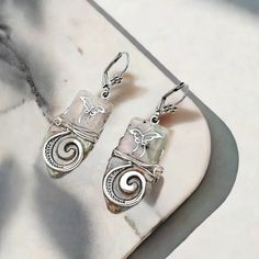 Handcrafted from wire and resin, these earrings are not heavy at all and boast a unique design. With only one pair available, they are truly one-of-a-kind. Measuring close to 2 inches, they are the perfect statement piece for any Boho style. Wire And Resin, Short Earrings, Boho Earrings, Boho Style, Statement Pieces, Boho Fashion, Unique Design, Jade, Unique Designs