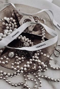 Pearly Aesthetic, Gold And White Decor, Classy Inspiration, Chanel Aesthetic, Coco Chanel Mademoiselle, Pearls And Lace, Glam Aesthetic, Casual Summer Outfits For Women