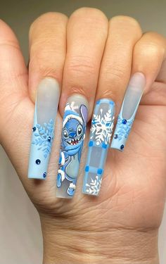 Winter Cartoon Nails, Stitch Halloween Nails, Stitch Acrylic Nails, Stitch Christmas Nails, Cartoon Christmas Nails, Lilo I Stitch, Maquillage Yeux Cut Crease, Nail Art Noel, Disney Acrylic Nails