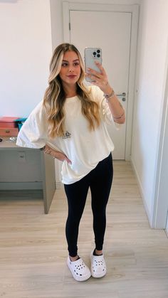 All Black Leggings Outfit, Ootd Legging, Look Cinema, Jesus Aesthetic, Crocs Outfit, Look Legging, Cute Outfits With Leggings, Black Leggings Outfit, Casual Dressing