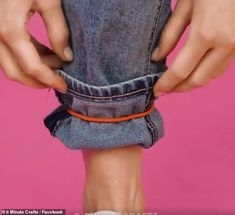 Umgestaltete Shirts, Easy Clothing, Rolled Jeans, Rolled Up Jeans, Diy Fashion Hacks, Diy Clothes Life Hacks, Cuffed Jeans, Diy Sewing Clothes, Fashion Hacks Clothes