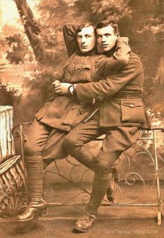 um. Gay History, Lgbt History, Vintage Couples, Bad Photos, Military Uniforms, Old Photographs, Foto Art, Interesting History, Friendship Cards