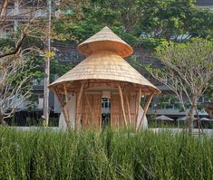 a small wooden structure in the middle of some tall grass