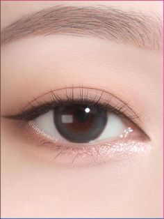 This post is about everything you need to know about natural Korean eye makeup look, including ways to achieve it and the best products that’ll transform your look effortlessly! Cute Simple Everyday Makeup, Natural Asian Eye Makeup, Makeup Ideas Japanese, Easy Korean Eye Makeup, Korean Eye Shape, Korean Cat Eye Makeup, Cute Eye Makeup Korean, Simple Korean Eye Makeup, Korea Makeup Look Natural