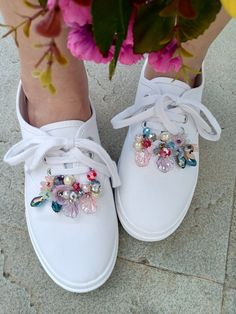 Shoe Decorations Diy, Safety Pin Crafts, Party Activities Kids, Shoe Makeover, Mom Shoes, Diy Sneakers, Embellishment Diy, Shoe Crafts