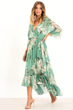 This floral dress will take you to the beach or will simply be a great partner for a casual stroll on a hot summer day.With an elasticated waist, the piece is designed with comfort in mind. Its asymmetric hemline has a handkerchief inspiration and the all-over floral pattern makes it stand out. Casual Chique Stijl, Green Kimono, Kimono Floral, Mode Kimono, Floral Print Kimono, Midi Wrap Dress, فستان سهرة, Kimono Sleeves, Wrap Midi Dress