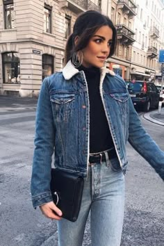 Levi Jean Jacket Outfits, Denim Jacket Outfit Women, Sherpa Jacket Outfit, Fur Lined Denim Jacket, Sherpa Denim Jacket, Denim Jacket With Fur, Jacket Outfit Women, Street Style Fall Outfits, Jean Jacket Outfits