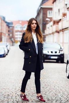 winter outfit idea - navy blue coat + burgundy red new balance sneakers Weekend Mode, New Balance Outfit, Fall Blazer, Blazer Outfit, Bohol, Cooler Look, Looks Street Style, Red Sneakers