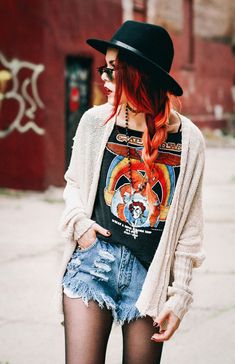 vintage tee outfit Vintage Tees Outfit, Vintage Tee Outfit, Styl Grunge, Grunge Shorts, Estilo Hipster, Fashion 90s