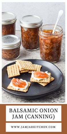 mason jar of balsamic onion jam with a plate of cheese and crackers Fall Jams Canning Recipes, Charcuterie Jams, Water Bath Canning Jam Recipes, Onion Jelly Recipe, Onion Jam Recipe Canning, Jam Recipes For Canning, Balsamic Onion Jam Recipe, Water Bath Canning Jam