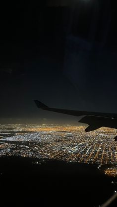 night flight, city Air Plane Instagram Story, Night Flight Aesthetic, Flight Aesthetic, New York City Night, City Lights At Night, Simple Wallpaper, Air Photo, Night Flight