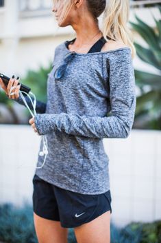 Grey + black activewear + tricks to cutting out sugar from your diet. Leanne Barlow, Modele Fitness, Estilo Fitness, Fitness Outfits, Yoga Iyengar, Yoga Journal, Training Clothes, Black Activewear