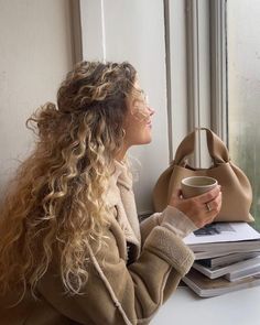 Blonde Curly Hair, Hairdos For Curly Hair, Curly Hair Inspiration, Hair Dos, Hair Day, Pretty Hairstyles, Wavy Hair, Hair Goals, Hair Looks