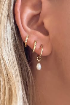 Minimalist Ear Piercings, Preppy Jewelry, Dope Jewelry, Classy Jewelry, Jewelry Essentials, Stacked Jewelry, Jewelry Lookbook, Classic Jewelry, Girly Jewelry