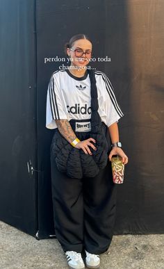 @ana.crisko 30.03.24 Adidas T Shirt Outfit, Street Fashion 2024, Jersey Street Style, Otdd Outfit, Demure Outfit, Sportwear Outfit, Looks Adidas, Street Style Outfits Casual, Minimal Street Style